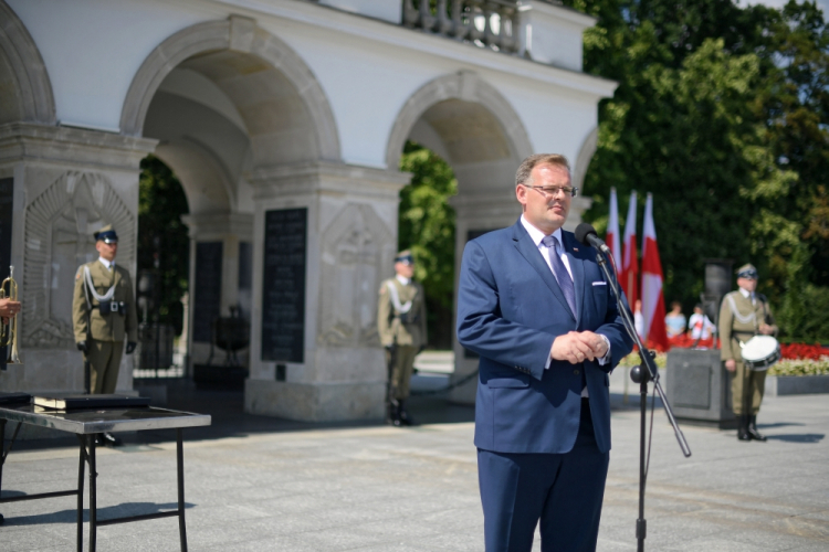 Warszawa, 11.08.2020. Szef Urzędu do Spraw Kombatantów i Osób Represjonowanych Jan Józef Kasprzyk (C) podczas uroczystości przy Grobie Nieznanego Żołnierza w Warszawie, w ramach obchodów 76. rocznicy powstania Brygady Świętokrzyskiej Narodowych Sił Zbrojnych. Fot. PAP/M. Obara