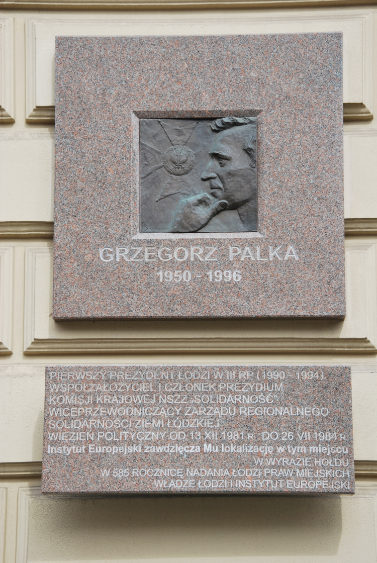 Łódź. Tablica poświęcona Grzegorzowi Palce (ul. Piotrkowska 260). Źródło: Wikipedia Commons