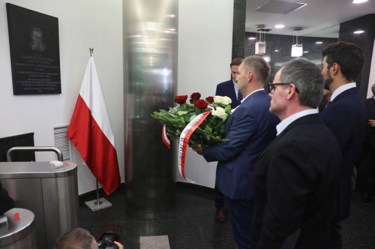 Warszawa, 13.08.2020. Uroczyste odsłonięcie tablicy poświęconej działaczowi opozycji antykomunistycznej, historykowi i prezesowi Instytutu Pamięci Narodowej w latach 2005-2010 Januszowi Kurtyce, 13 bm. w nowej siedzibie Centrali IPN przy ulicy Postępu w Warszawie. Fot. PAP/T. Gzell