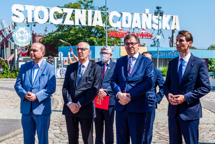 Gdańsk, 14.08.2020. Prezes IPN Jarosław Szarek (2P), dyrektor Europejskiego Centrum Solidarności w Gdańsku Basil Kerski (L), jeden z sygnatariuszy Porozumień Sierpniowych Andrzej Kołodziej (2L), poseł PiS Kacper Płażyński (P) i zastępca prezydenta Gdańska ds. polityki społecznej Piotr Kowalczuk (C) podczas otwarcia wystawy "Tu rodziła się Solidarność" na pl. Solidarności w Gdańsku. Fot. PAP/M. Gadomski