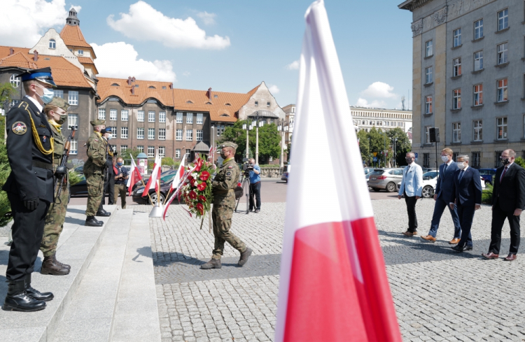 Katowice, 17.08.2020. Wojewoda śląski Jarosław Wieczorek (2P) podczas uroczystości przy pomniku Wojciecha Korfantego w Katowicach, 17 bm. Trwają obchody 100. rocznicy wybuchu II powstania śląskiego. Fot. PAP/A. Grygiel