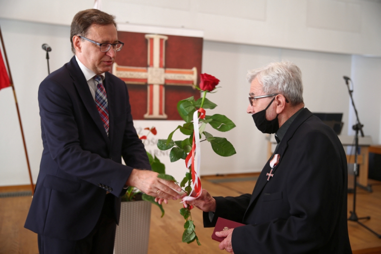 Kraków, 24.08.2020. Prezes IPN dr Jarosław Szarek (L) i odznaczony ks. Stefan Adam Tokarz (P) podczas uroczystości wręczenia Krzyży Wolności i Solidarności działaczom opozycji antykomunistycznej z lat 1956-1989, 24 bm. w Krakowie. Krzyże Wolności i Solidarności są nadawane przez Prezydenta RP za zasługi w działalności na rzecz niepodległości i suwerenności Polski oraz respektowania praw człowieka w PRL. Odznaczenie wzorowano na przedwojennych Krzyżach i Medalach Niepodległości. Fot. PAP/Ł. Gągulski