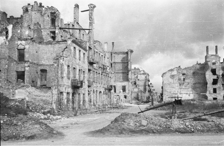 Warszawa, 1946-10. Zrujnowane kamienice w rejonie Muranowa i Nowego Miasta, w pobliżu ulic Bonifraterskiej i Konwiktorskiej. Fot. PAP/S. Dąbrowiecki 