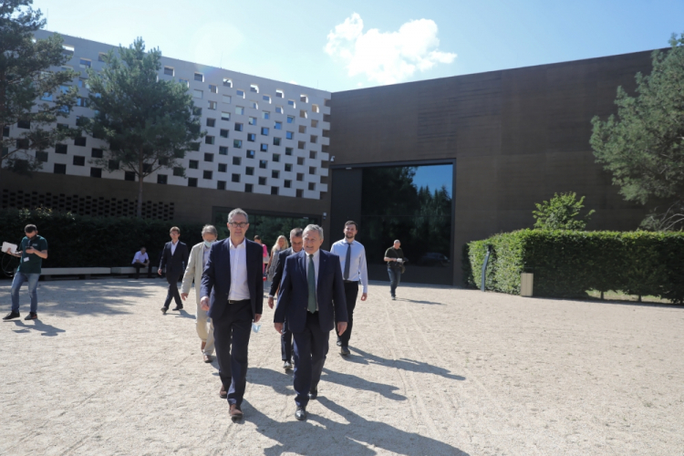 Sulejówek, 11.08.2020. Wicepremier, minister kultury Piotr Gliński (P) i dyrektor placówki Robert Supeł (L) na terenie Muzeum Józefa Piłsudskiego w Sulejówku, 11 bm. Uroczyste otwarcie nowego budynku muzeum zaplanowano na 14 bm. Fot. PAP/T. Gzell