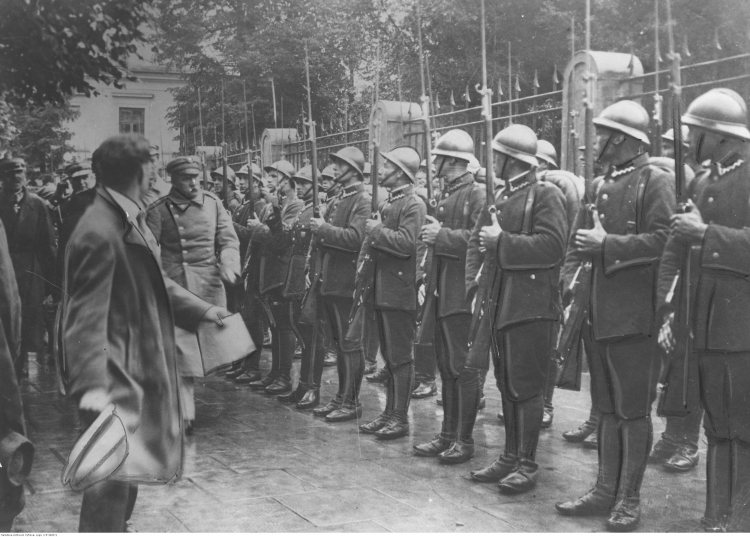 10 08 1930. Radom. Zjazd Legionistów. Marszałek Józef Piłsudski przechodzi przed wartą honorową. Źródło: NAC