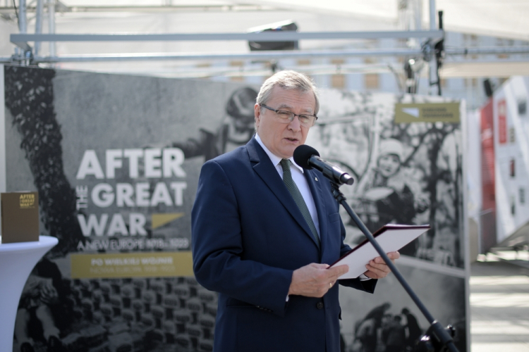 Warszawa, 13.08.2020. Wicepremier, minister kultury i dziedzictwa narodowego Piotr Gliński podczas otwarcia wystawy „Po wielkiej wojnie” na placu Piłsudskiego w Warszawie, w ramach obchodów 100. rocznicy Bitwy Warszawskiej i Święta Wojska Polskiego. Fot. PAP/M. Obara