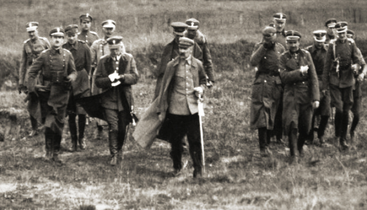 1920 r. Wojna polsko-bolszewicka. Józef Piłsudski ze swoim sztabem. Źródło: Wikipedia Commons
