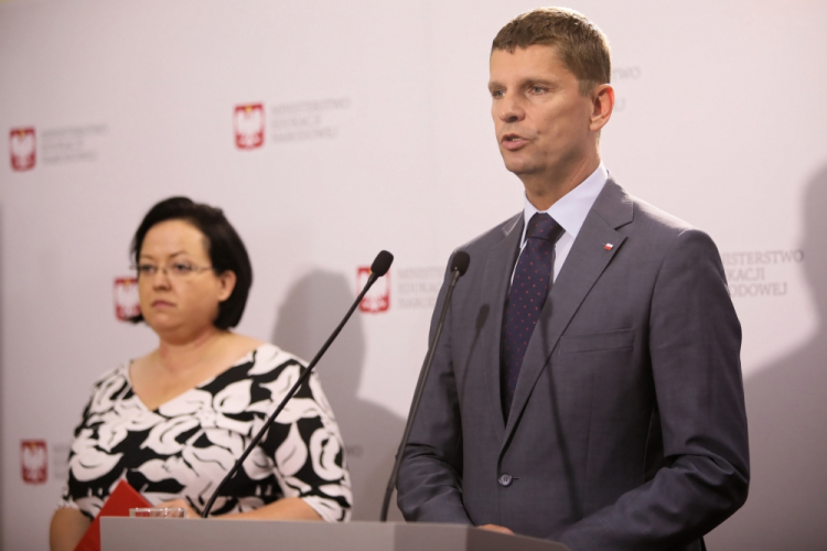 Warszawa, 12.08.2020. Minister edukacji narodowej Dariusz Piontkowski (P) i zastępca głównego inspektora sanitarnego Izabela Kucharska (L) podczas konferencji prasowej w MEN w Warszawie, 12 bm. Tematem konferencji były zasady bezpieczeństwa przed powrotem dzieci do szkół i placówek oświatowych. Fot. PAP/L. Szymański