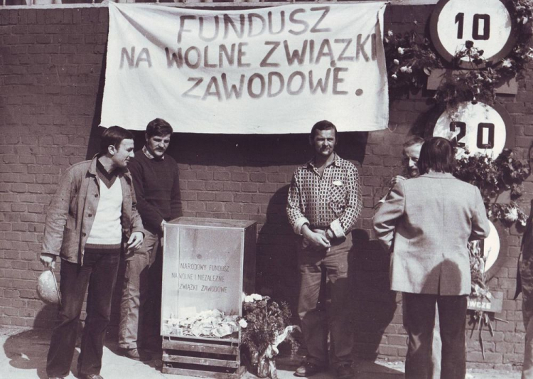 Szczecin, sierpień 1980 r. Zbiórka pieniędzy na Wolne Związki Zawodowe. Źródło: Wikipedia Commons