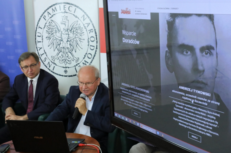 Warszawa, 26.08.2020. Prezes IPN Jarosław Szarek (L) i Andrzej Krajewski (P) z „Gościa Niedzielnego” podczas konferencji prasowej, na której zaprezentowane zostały nieznane dokumenty sowieckie oraz nowy portal „Twarze Solidarności”, z okazji 40. rocznicy powstania „Solidarności”, w Centrum Edukacyjnym im. Janusza Kurtyki w Warszawie. Fot. PAP/P. Supernak