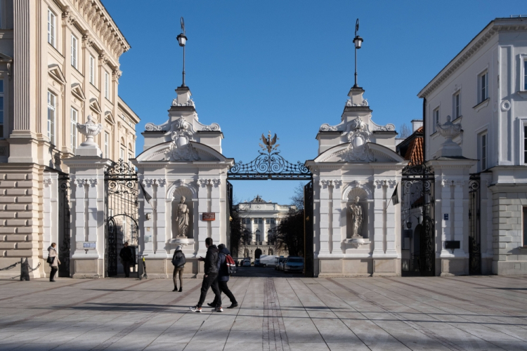 Warszawa, 07.02.2020. Brama Uniwersytetu Warszawskiego na Krakowskim Przedmieściu. Fot. PAP/Kalbar