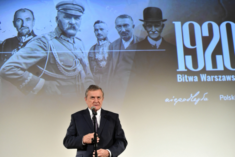 Warszawa, 12.08.2020. Wicepremier, minister kultury i dziedzictwa narodowego Piotr Gliński podczas konferencji prasowej w kinie Kultura poświęconej filmowym obchodom stulecia Bitwy Warszawskiej. Fot. PAP/P. Nowak