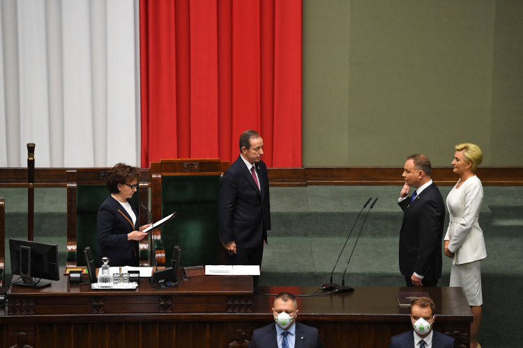 Prezydent Andrzej Duda (2P), pierwsza dama Agata Kornhauser-Duda (P), marszałek Sejmu Elżbieta Witek (L) oraz marszałek Senatu Tomasz Grodzki (C) podczas uroczystości zaprzysiężenia Prezydenta RP przed Zgromadzeniem Narodowym. Fot. PAP/R. Pietruszka