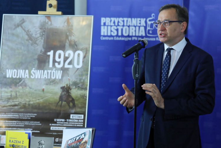 Warszawa, 11.08.2020. Prezes IPN Jarosław Szarek podczas konferencji prasowej dotyczącej działań IPN w związku z 100. rocznicą Bitwy Warszawskiej. Fot. PAP/T. Gzell