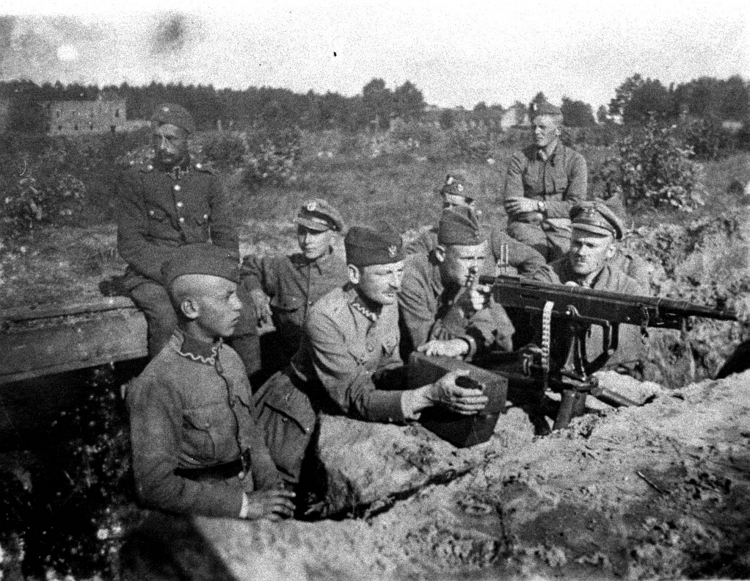 Warszawa 1920 r. Żołnierze przy stanowisku polskich karabinów maszynowych podczas akcji w rejonie Radzymina. Fot. PAP/Archiwum