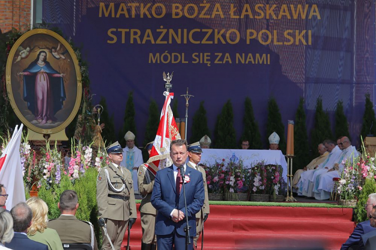 Minister obrony narodowej Mariusz Błaszczak (C) podczas mszy świętej w Sanktuarium Jana Pawła II w Radzyminie z okazji Święta Wojska Polskiego w setną rocznicę Bitwy Warszawskiej. Fot. PAP/T. Gzell