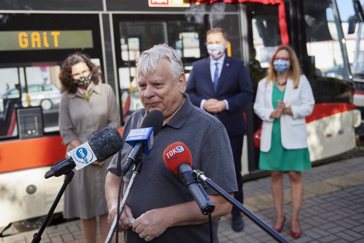 Gdańsk, 27.08.2020. Wicemarszałek Senatu Bogdan Borusewicza podczas odsłonięcia imienia Aliny Pieńkowskiej na gdańskim tramwaju. Fot. PAP/A. Warżawa