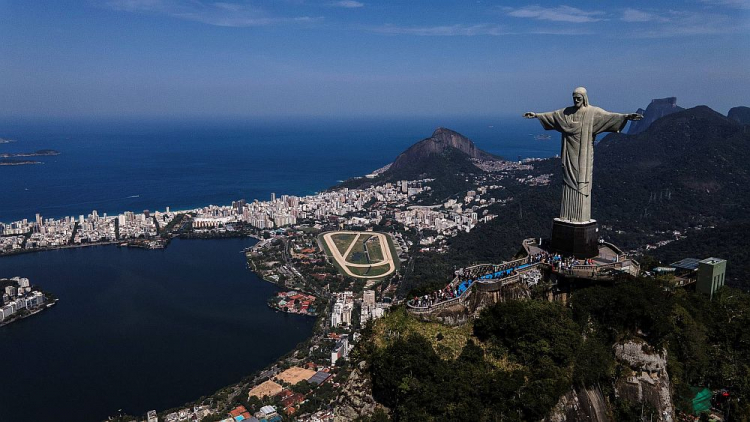 Figura Chrystusa Odkupiciela w Rio de Janeiro znów dostępna dla turystów. 15.08.2020. Fot. PAP/EPA