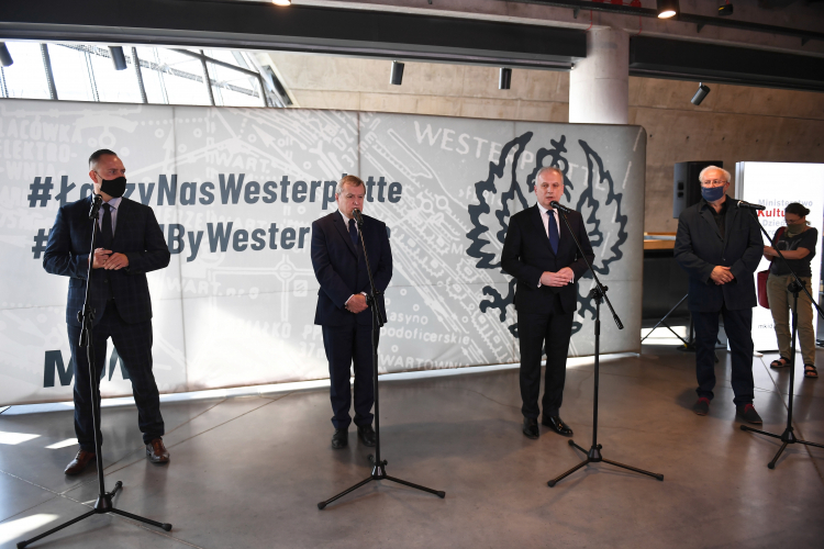 Wicepremier, minister kultury i dziedzictwa narodowego Piotr Gliński (2L), wojewoda pomorski Dariusz Drelich (3P), dyrektor Muzeum II Wojny Światowej w Gdańsku Karol Nawrocki (L), rektor PWSSP w Gdańsku, profesor Stanisław Radwański (2P) podczas konferencji prasowej. Fot. PAP/M. Gadomski