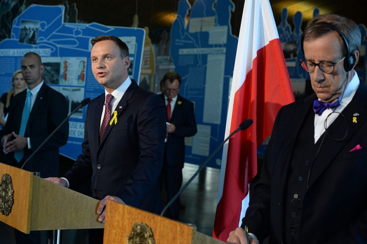 Prezydent RP Andrzej Duda (2P) i prezydent Estonii Toomas Hendrik Ilves (P) podczas wspólnej konferencji prasowej po spotkaniu w Tallinie. 23.08.2015. Fot. PAP/J. Turczyk 