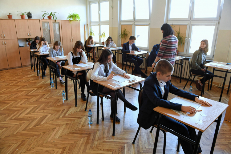 Lublin, 15.04.2019. Uczniowie szkoły nr 18 im. Macieja Rataja w Lublinie przed rozpoczeciem egzaminu. Fot. W. Pacewicz