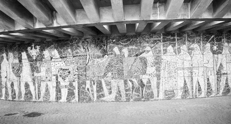Mozaika w Muzeum na Polach Grunwaldu. 1960 r. Fot. PAP/CAF/M. Sokołowski