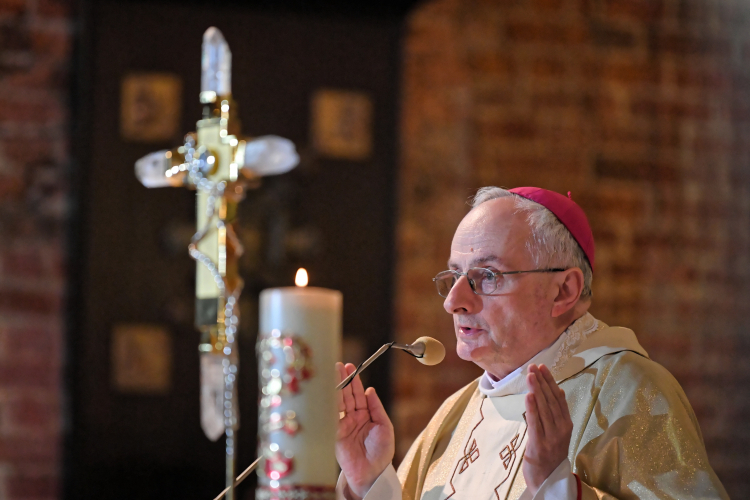 Administrator apostolski archidiecezji gdańskiej bp Jacek Jezierski podczas mszy świętej, sprawowanej w Bazylice pw. św. Brygidy, Fot. PAP/A. Warżawa