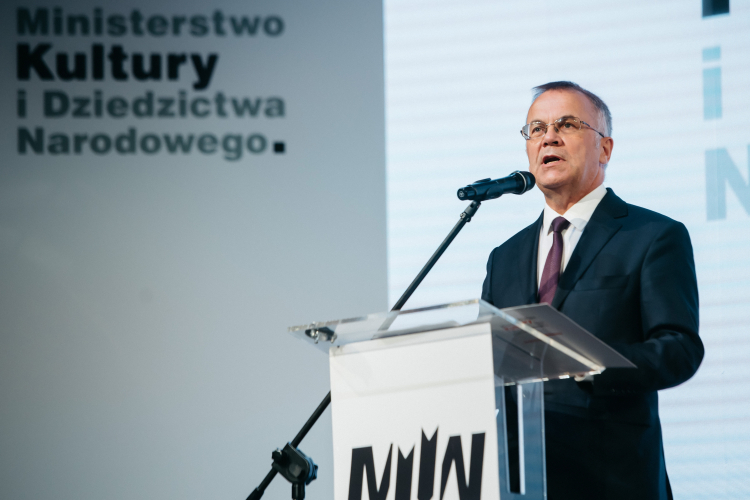 Jaroslaw Sellin podczas konferencji prasowej nt. założeń programowych dla inwestycji Muzeum Westerplatte i Wojny 1939 w Muzeum II Wojny Światowej w Gdańsku. Fot. PAP/M. Gadomski