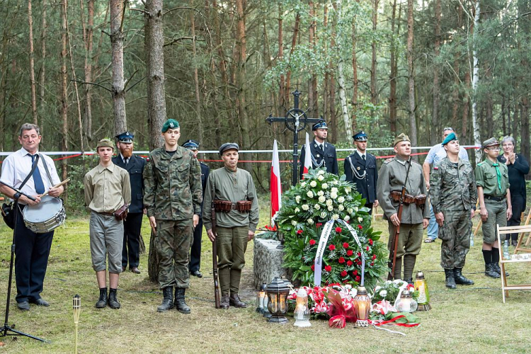 Uroczystości i apel pamięci w Mikorzynie, gdzie znajduje się symboliczna mogiła porucznika Jerzego Pieszkańskiego. 14.08.2020. Fot. PAP/T. Żmijewski