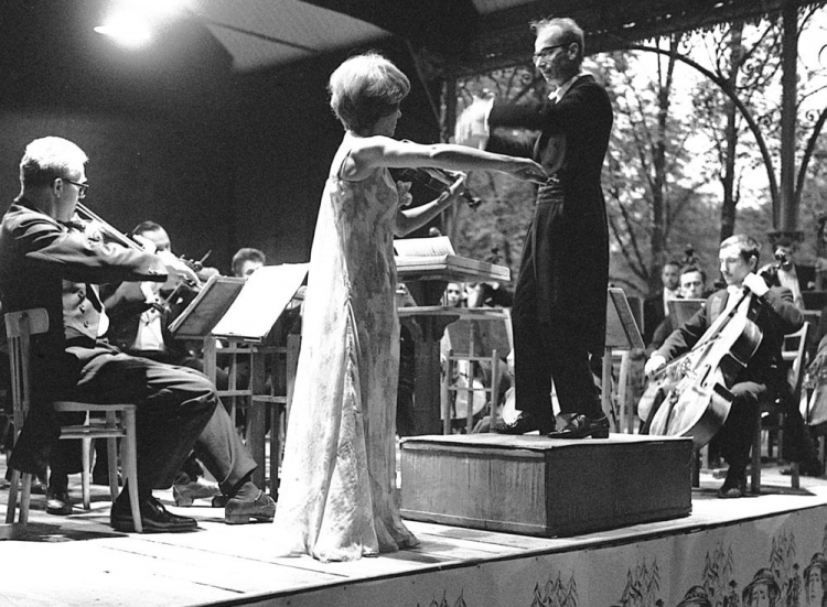 Józef Wiłkomirski dyryguje orkiestrą Filharmonii Szczecińskiej podczas VII Międzynarodowego Festiwalu Moniuszkowskiego. Kudowa Zdrój, 15.08.1968. Fot. PAP/CAF/E. Wołoszczuk