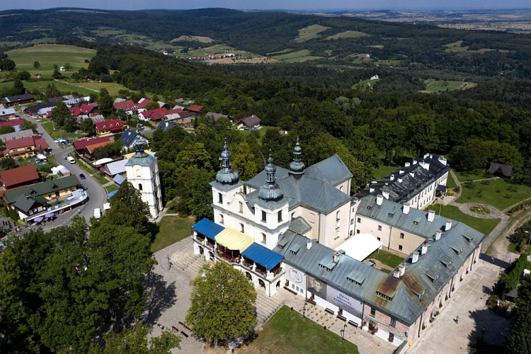 Kościół pod wezwaniem Znalezienia Krzyża Świętego w Sanktuarium Męki Pańskiej i Matki Bożej Kalwaryjskiej w Kalwarii Pacławskiej. Fot. PAP/D. Delmanowicz