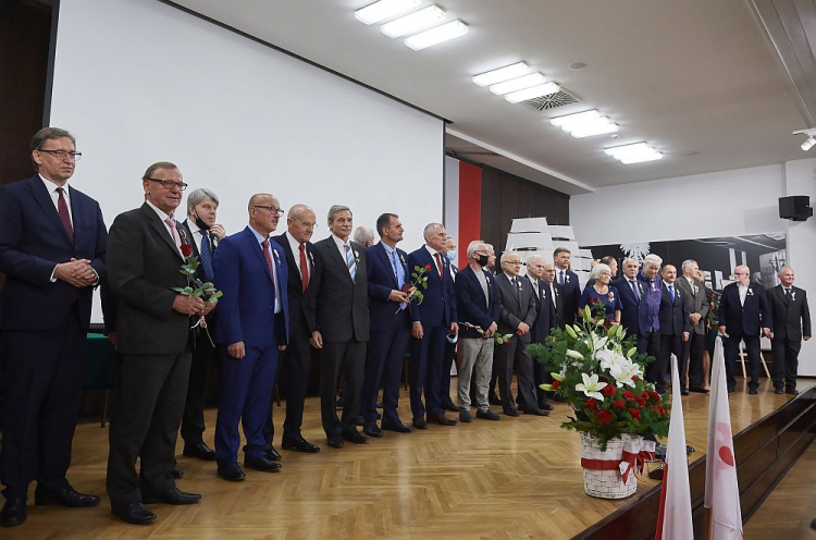 Prezes IPN Jarosław Szarek (L) i odznaczeni pozują do pamiątkowego zdjęcia po uroczystości wręczenia odznaczeń zasłużonym działaczom opozycji antykomunistycznej w historycznej sali BHP w Gdańsku. 30.08.2020. Fot. PAP/A. Warżawa