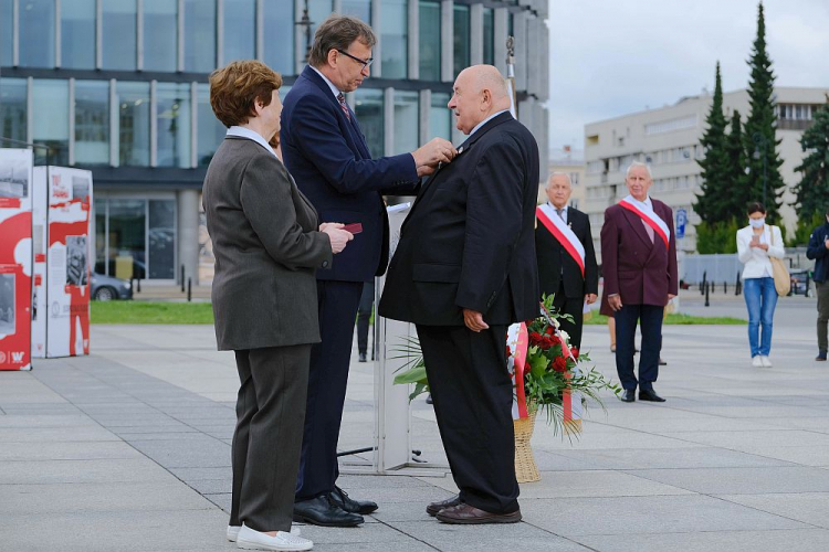 Prezes IPN Jarosław Szarek (C) i doradca Prezydenta RP Zofia Romaszewska (C-L) podczas wręczenia Krzyży Wolności i Solidarności na placu Piłsudskiego w Warszawie. 28.08.2020. Fot. PAP/M. Marek