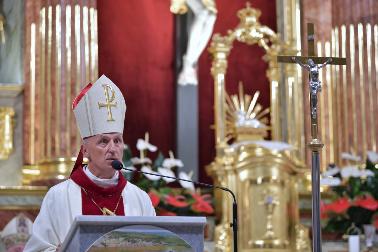 Biskup pomocniczy warszawsko-praski Marek Solarczyk podczas mszy świętej pod przewodnictwem nuncjusza apostolskiego w Polsce abp. Salvatore Pennachio przed obrazem Matki Bożej Anielskiej w kościele pw. Narodzenia Najświętszej Marii Panny w ramach obchodów 100-lecia Bitwy Warszawskiej 1920 roku w Mińsku Mazowieckim. Fot. PAP/P. Piątkowski