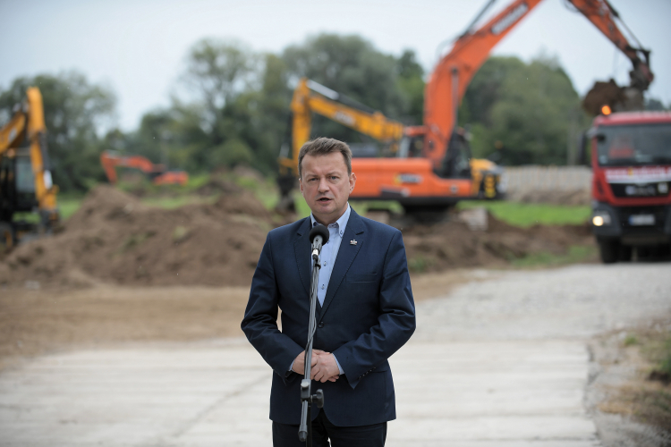 Minister obrony narodowej Mariusz Błaszczak podczas konferencji prasowej poświęconej budowie Muzeum Bitwy Warszawskiej 1920 roku w Ossowie. Fot. PAP/M. Obara