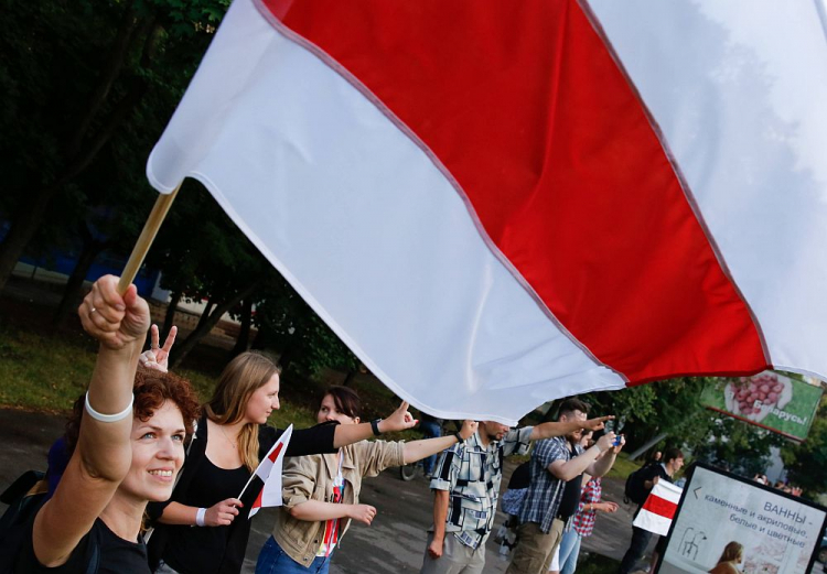 Protest przeciwko brutalności milicji i fałszerstwom wyborczym. Mińsk, 21.08.2020. Fot. PAP/EPA