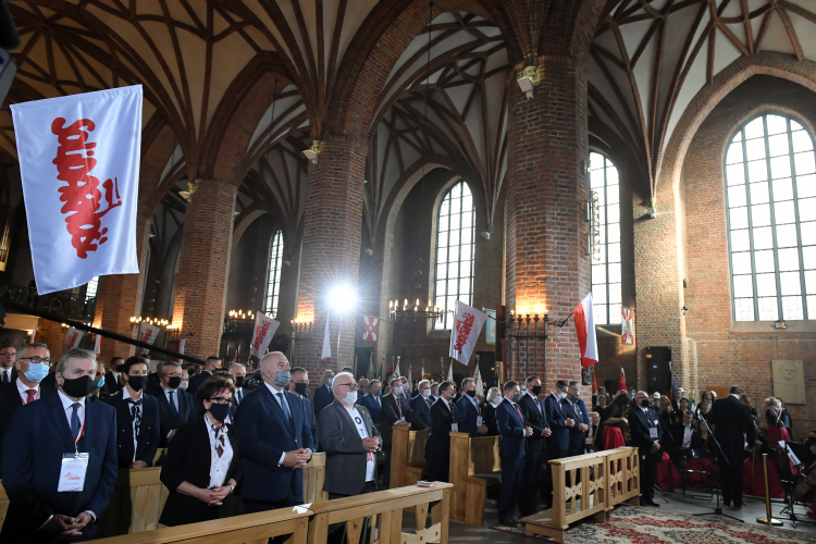 W pierwszym rzędzie: prezydent RP Andrzej Duda (3P), premier Mateusz Morawiecki (2P), były prezydent, jeden z założycieli i wieloletni lider NSZZ „Solidarność” Lech Wałęsa (4L), wicepremier, minister kultury i dziedzictwa narodowego Piotr Gliński (L), marszałek Sejmu RP Elżbieta Witek (2L) oraz wicepremier, minister aktywów państwowych Jacek Sasin (3L) podczas mszy świętej, sprawowanej w Bazylice pw. św. Brygidy. Fot. PAP/A. Warżawa