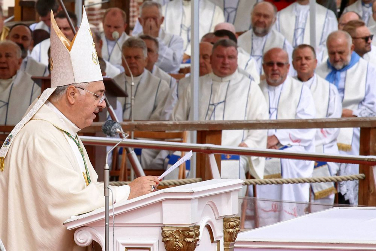 Nuncjusz apostolski w Polsce abp Salvatore Pennacchio (L) podczas uroczystości Wniebowzięcia Najświętszej Marii Panny na Jasnej Górze 15.08.2020. Fot. PAP/W. Deska