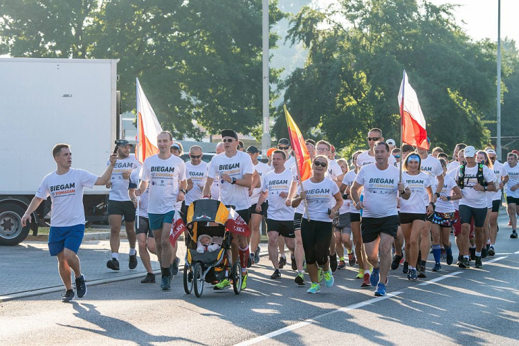 IV Biegowa Pielgrzymka Charytatywna wyruszyła z Łodzi na Jasną Górę. Fot. PAP/G. Michałowski