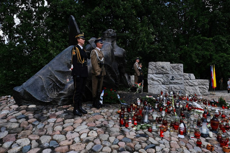 Uroczystości pod pomnikiem Polegli Niepokonani w Parku Powstańców Warszawy na Woli. 01.08.2020. Fot. PAP/M. Marek