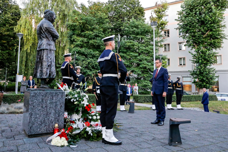 Premier Mateusz Morawiecki (4P) składa kwiaty przed pomnikiem Anny Walentynowicz. Fot. PAP/J. Dzban