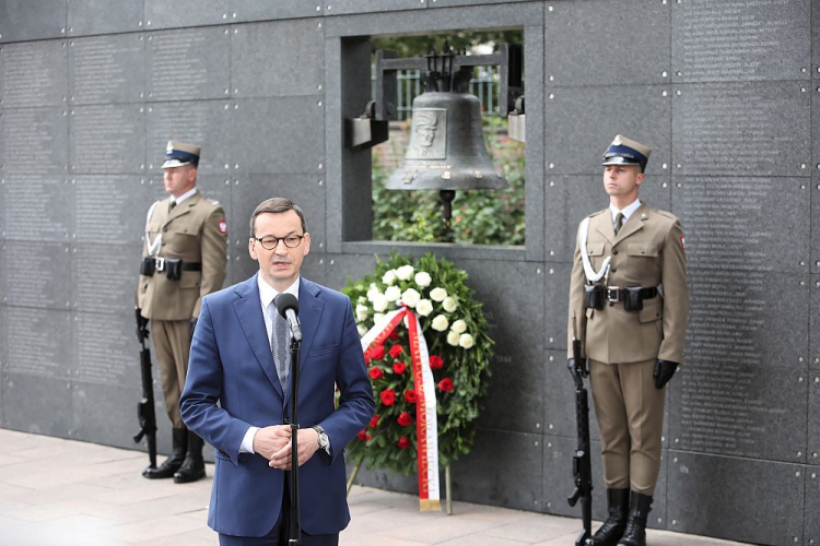 Premier Mateusz Morawiecki (C) podczas uroczystości złożenia kwiatów pod dzwonem gen. bryg. Antoniego Chruściela „Montera” na terenie stołecznego Muzeum Powstania Warszawskiego. 01.08.2020. Fot. PAP/W. Olkuśnik