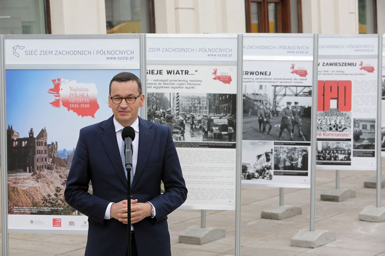 Premier Mateusz Morawiecki podczas otwarcia wystawy plenerowej „Najdalsza Polska. Szczecin 1945–1948” w Warszawie. Fot. PAP/W. Olkuśnik