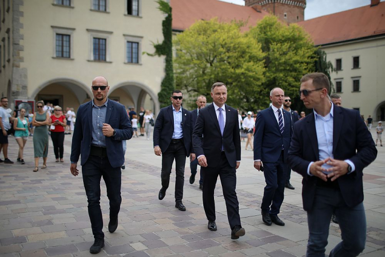 Prezydent RP Andrzej Duda (3P) i sekretarz stanu w Kancelarii Prezydenta RP Wojciech Kolarski (2P) podczas wizyty na Wawelu. Kraków, 03.08.2020. Fot. PAP/Ł. Gągulski