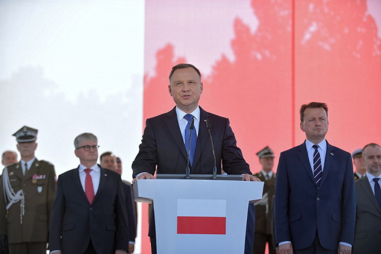 Prezydent Andrzej Duda (C) i minister obrony narodowej Mariusz Błaszczak (P) podczas uroczystości przyjęcia Zwierzchnictwa Prezydenta RP nad Siłami Zbrojnymi RP na placu Marszałka Józefa Piłsudskiego w Warszawie. Fot. PAP/M. Obara