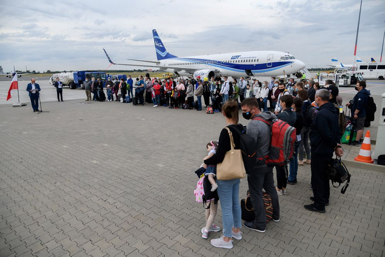 Wiceminister spraw zagranicznych Szymon Szynkowski vel Sęk (L) podczas powitania repatriantów z Kazachstanu. Poznań, 28.08.2020. Fot. PAP/J. Kaczmarczyk