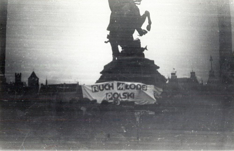 Manifestacja RMP przed pomnikiem Jana III Sobieskiego w Gdańsku. 03.05.1980. Źródło: IPN