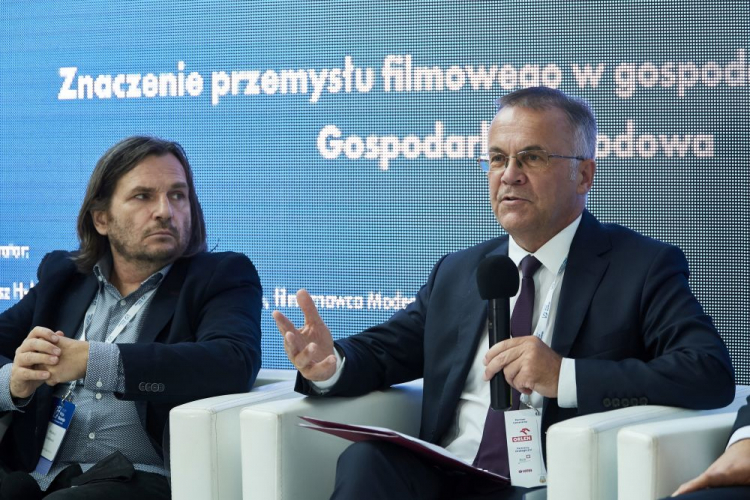 Gdynia, 25.08.2020. Wiceminister kultury i dziedzictwa narodowego Jarosław Sellin (P) i reżyser, dyrektor Festiwalu Filmowego Niepokorni Niezłomni Wyklęci Arkadiusz Gołębiewski (L) podczas sesji 'Znaczenie przemysłu filmowego w gospodarce narodowej' w drugim dniu III edycji Forum Wizja Rozwoju. Fot. PAP/A. Warżawa 