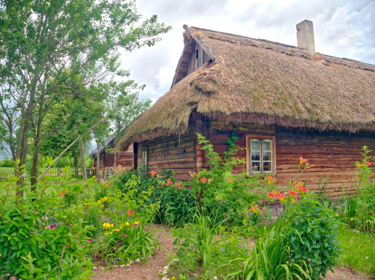 Skansen w Puńsku - Muzeum Litewskiego Centrum Kultury Ludowej - zagroda wiejska z przełomu XIX i XX w. Fot. PAP/J. Ochoński