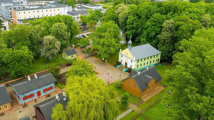 Skansen Łódzkiej Architektury Drewnianej przy Centralnym Muzeum Włókiennictwa w Łodzi. Fot. PAP/G. Michałowski